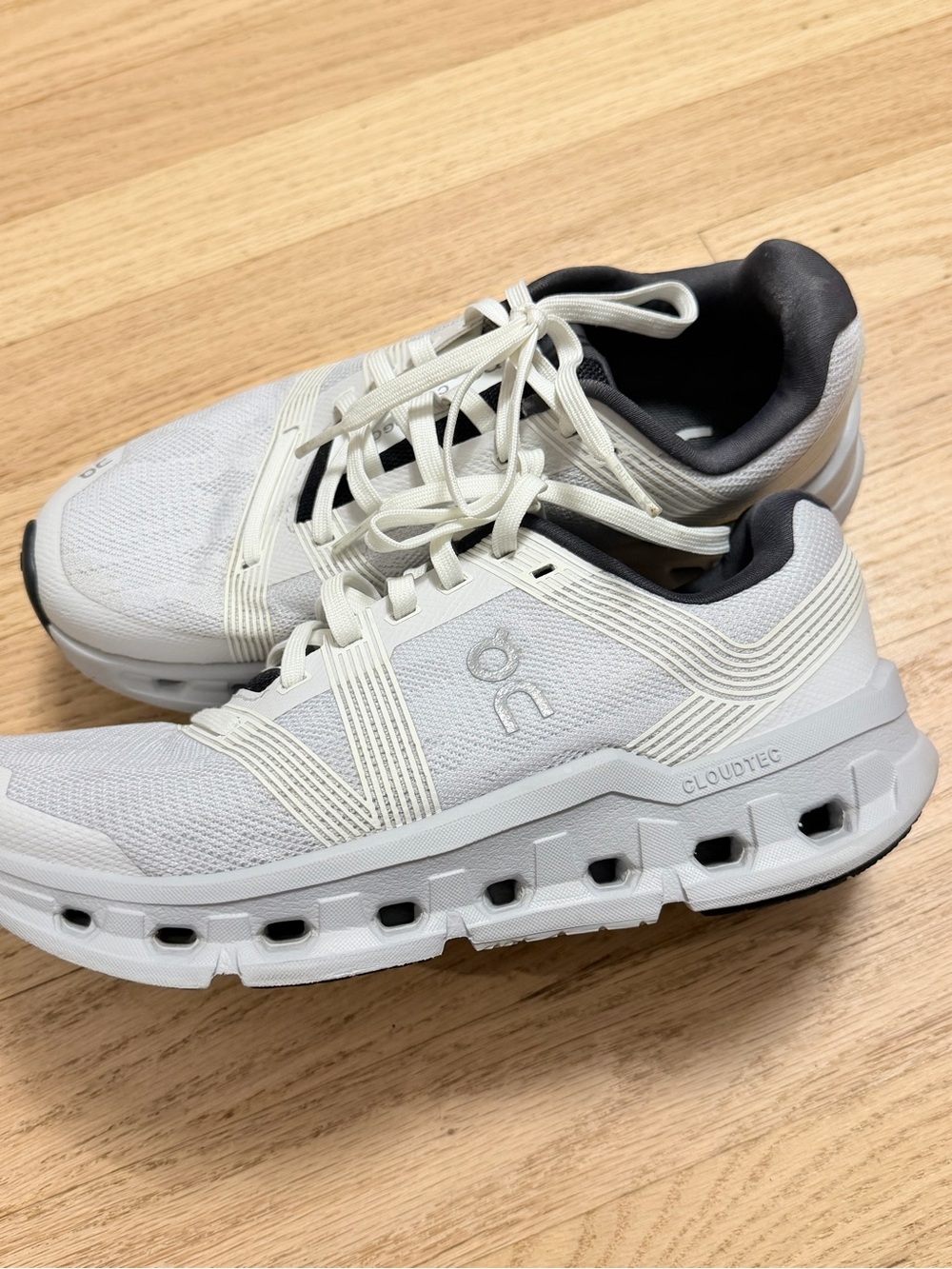 On Cloud 6 Women’s Running Shoes White/Gray Size 7